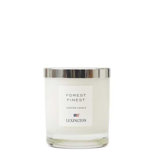 En vit doftljus i en klar glasburk med ett silverlock, märkt "Forest Finest" av Lexington.