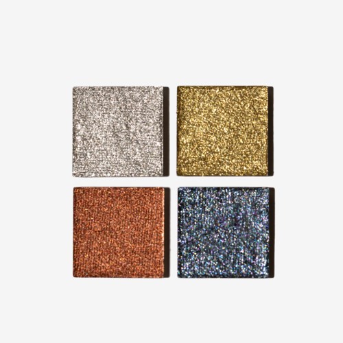Fyra fyrkantiga objekt med glitter och glansiga ytor i silver, guld, koppar och blått i ett rutnät.