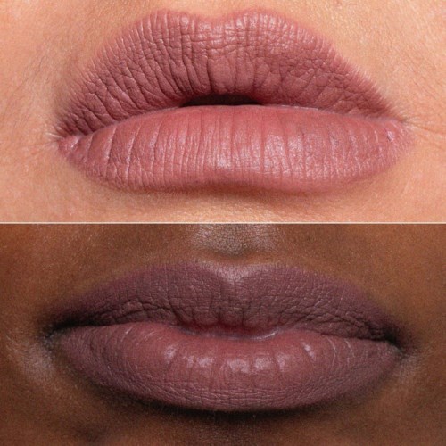 Dwa zestawy ust, jeden jasnej karnacji, drugi ciemniejszej, obie z naturalnymi, lekko rozchylonymi ustami.