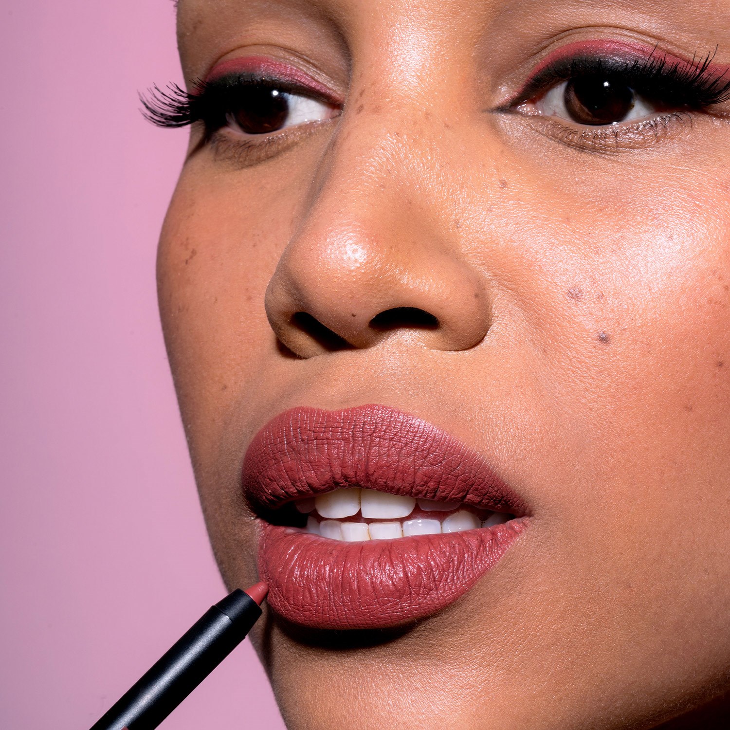 LH cosmetics LH cosmetics Crayon Cherry - kredka do ust Crayon (obrázok 3)
