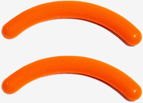 Zwei orange, gebogene, wurstartige Gegenstände sind vor einem weißen Hintergrund.