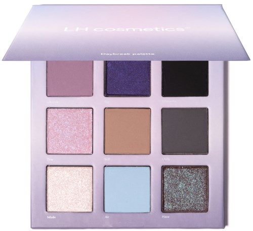 Een palette met negen oogschaduwkleur in paars, zwart, roze, bruin, grijs, wit, blauw en glitters.