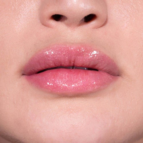 Nærbillede af glossy, pink læber med lidt glans og fugt.