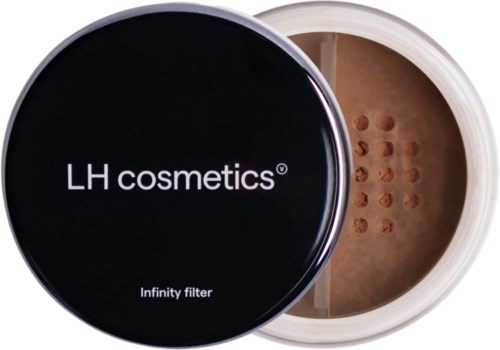 Czarna okrągła puszka z białym tekstem LH cosmetics i infinity filter. Wewnątrz jest puder z teksturowaną powierzchnią.