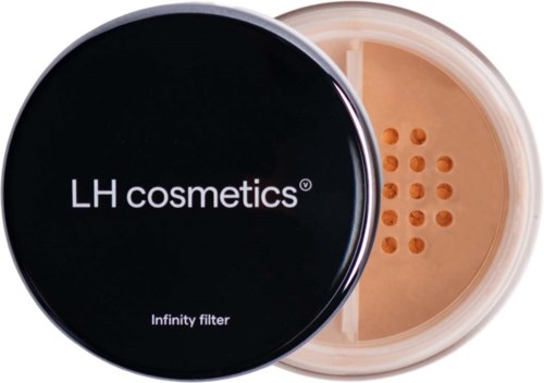 Okrągłe opakowanie pudru do twarzy z czarną pokrywą oznaczoną LH cosmetics i infinity filter. Pudru jest podzielony na dwie części.
