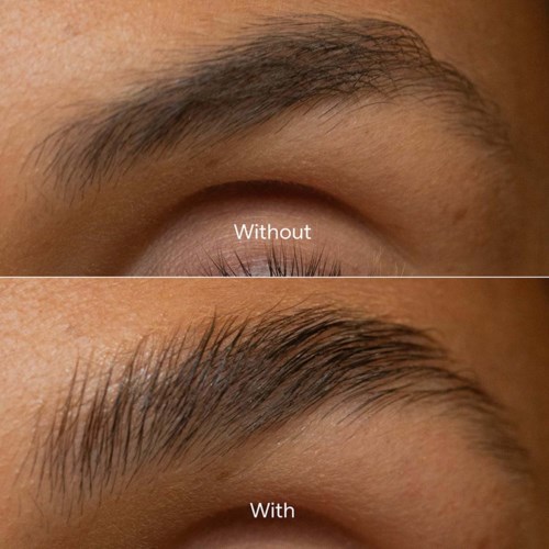 Två närbilder av en ögonbryn, ett utan makeup och ett med makeup eller förbättring. Det andra ser fylligare och mer tydligt ut.