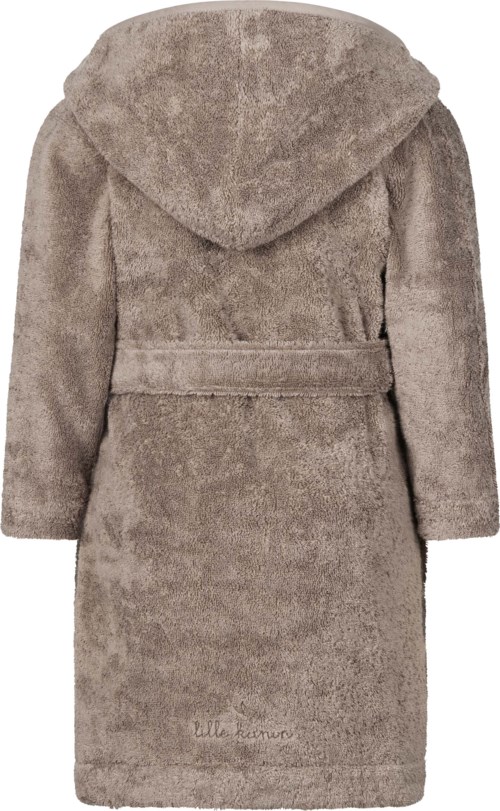 Een beige pluizige jas met capuchon en riem, van achter gezien.