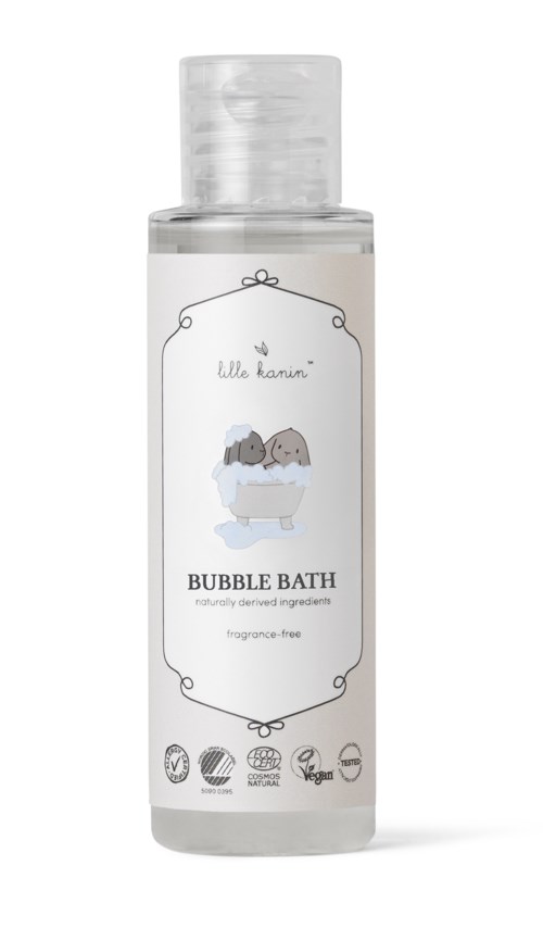 Selkeä muovipullo, jossa valkoinen etiketti ja söpöjä eläimiä, lukee 'Bubble Bath,' ja sisältää luonnollisia ja vegaanisia merkkejä.
