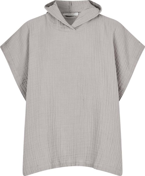 En ljusgrå, stor poncho med huva, texturerad tyghandling och lös passform.