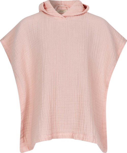 Een zachte roze capuchonponcho met losse, vloeiende stof en wijde mouwen.