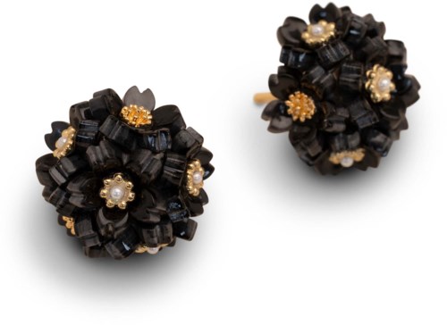 Elegante schwarze Perlenohrringe mit Gold- und Perlenakzenten. Schmuck vor weißem Hintergrund.
