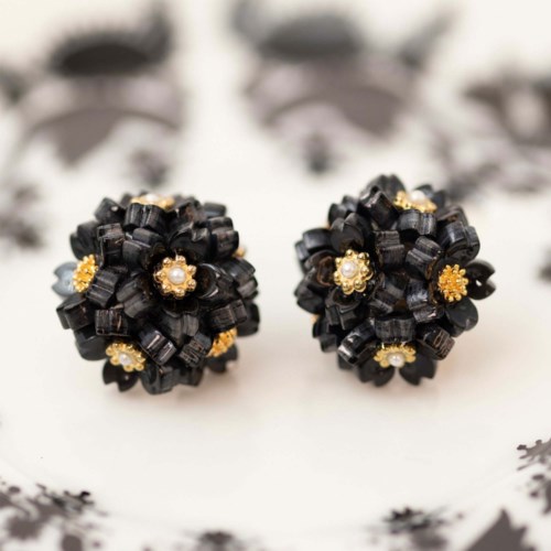 Elegante schwarze und goldene Blumenohrringe mit Perlen. Auffälliges und stilvolles Schmuckstück für besondere Anlässe.