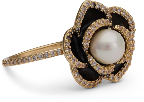 Guldring med pärla i mitten, omgiven av små diamanter och svarta detaljer som formar en blomma.