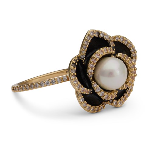 Gouden ring met grote parel en vele kleine diamanten in bloemvorm.