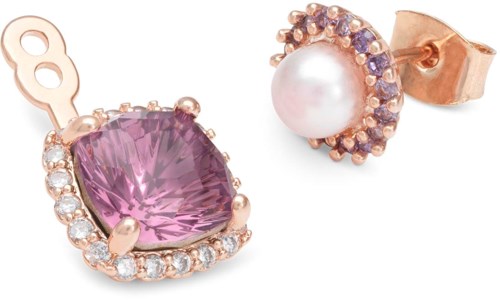 Elegant örhängen med rosa smycke och pärla, omgivna av små glittrande stenar.