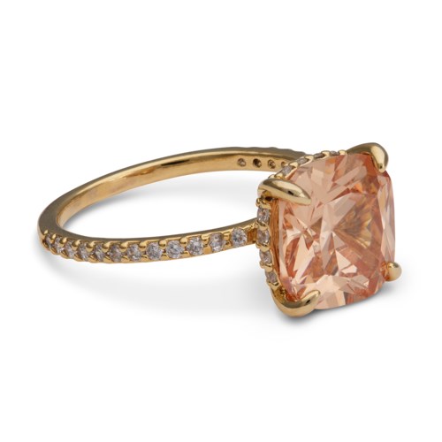 En gullring med en stor ferskenfarget edelsten og små diamanter langs ringen.
