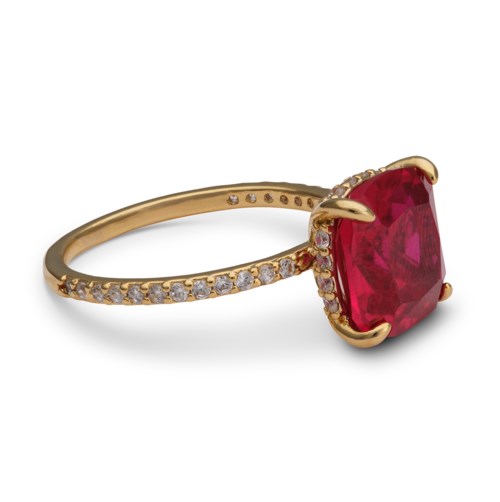 Gullring med stort, rektangulært rødt edelstein og små diamanter langs ringen.