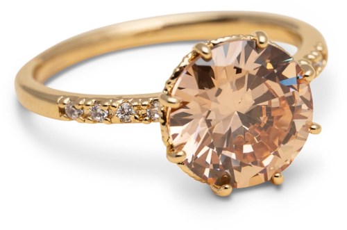 En guldring med en stor ferskenfarvet ædelsten og små diamanter på banden.