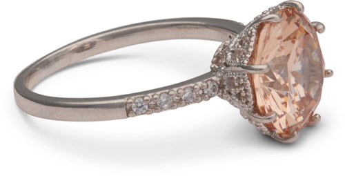 Ein Silberring mit vielen kleinen Diamanten und einem großen pfirsichfarbenen Edelstein in der Mitte.
