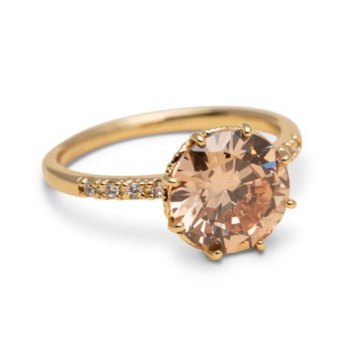 En gullring med en stor rosa vanligstein og mindre diamanter på skjøten.