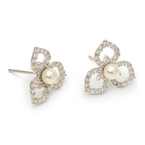 Utskurna örhängen med pärlor i mitten och en blomliknande design dekorerad med små diamanter.