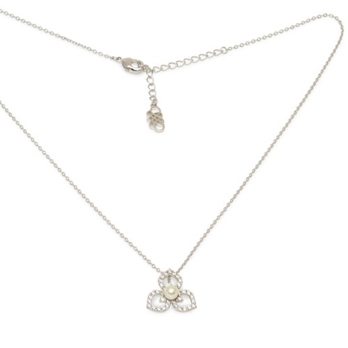 Ett silver halsband med en pärla och en dekorativ fjärilsformad hänge.