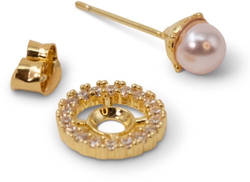 Guldsmycken med pärla och små klara stenar, inkluderar ett örhänge för piercingsräv och en dekorativ ring.