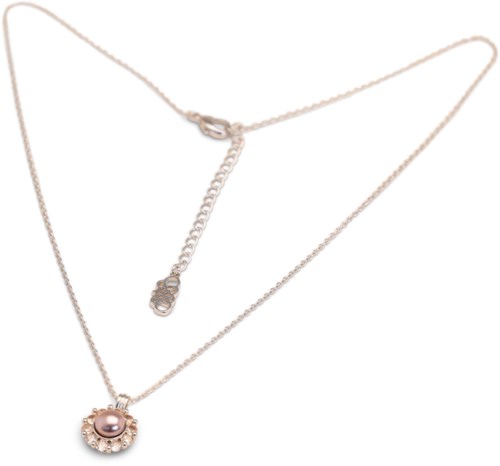 Zilveren gelaagde ketting met een roze parel en kleine kristallen, met een springringverstelling.