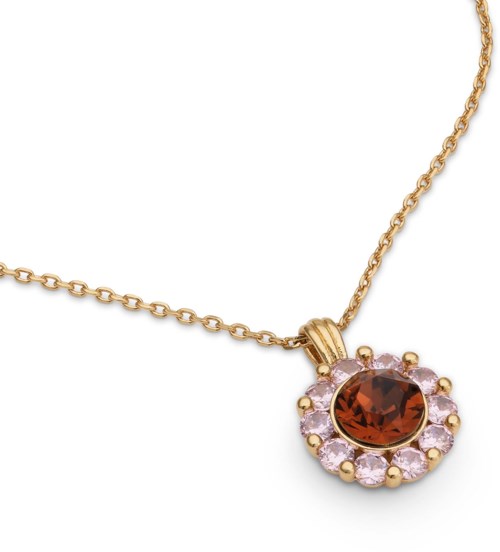 Guldkedja med ett runt hänge som har en stor orange ädelsten omgiven av små rosa stenar.