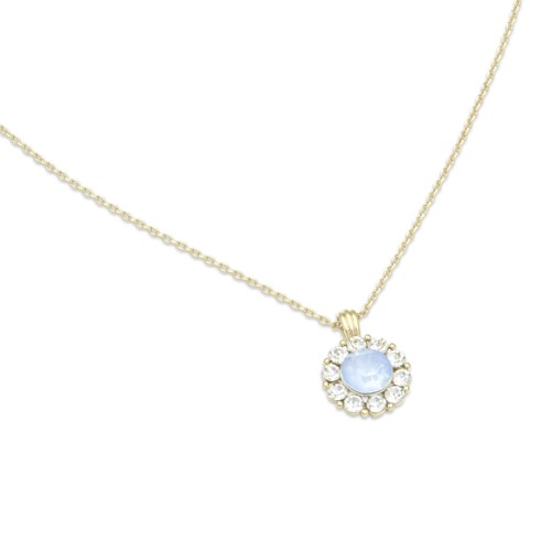 Een gouden ketting met een ronde hanger met een lichtblauwe edelsteen, omringd door kleine heldere stenen.