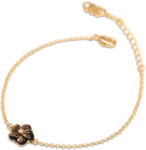 Gouden kettingen met een zwart bloemenbedel en kleine kralen.