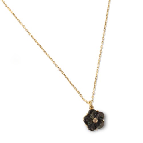 Gouden ketting met een zwart bloemvormig hanger en een kleine edelsteen in het midden.