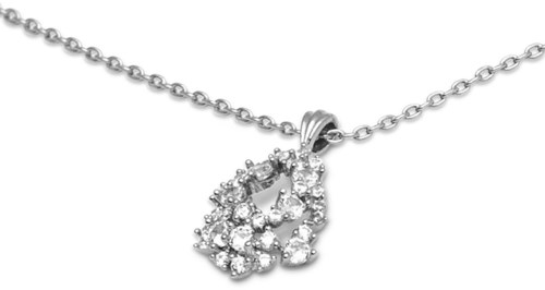 Ett silverhalsband med ett hjärtformat hänge täckt av små glittrande stenar.