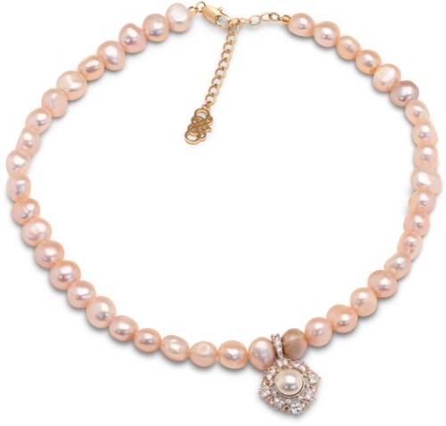 Parelketting met een hanger met een parel omgeven door kleine stenen.