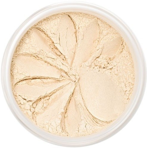 Lys beige pulver i en rund beholder, noen sprekker og ujevn overflate, ser ut til å være et kosmetisk eller matprodukt.