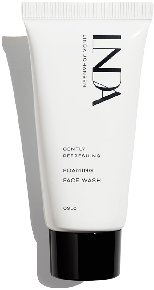En hvit tube med ansiktsvask merket 'Lindajohnson INNA GENTLY REFRESHING FOAMING FACE WASH OSLO' med svart hette.