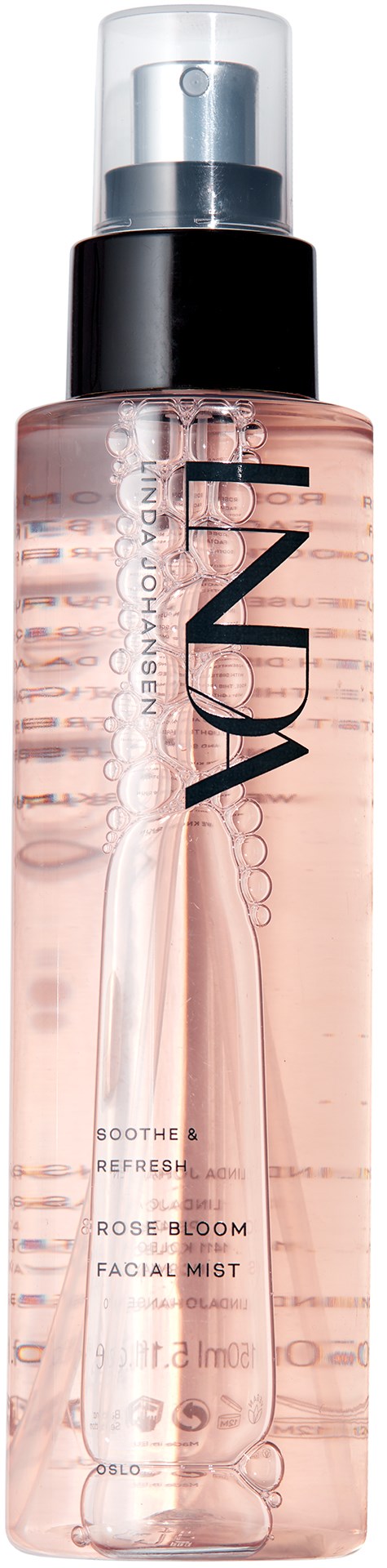 En gjennomsiktig sprayflaske med rosa væske inni og svart og hvit etikett, merket "Rosewater Facial Mist."