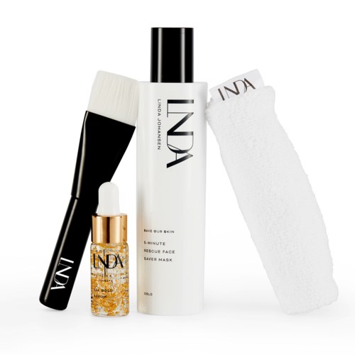 Hudpleiesett med rens, toner, serum, børste og hvitt håndkle, alle merket med INNA.