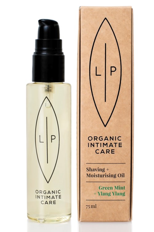 En tydlig flaska med pump bredvid en brun box märkt 'Organic Intimate Care' och 'Shaving and Moisturising Oil' med grön mynta och ylang-ylang.