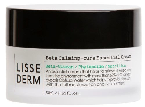 Valkoinen purkki, jossa on musta kansi, sisältää Beta Calming-cure Essential Cream -tuotteen Lisse Dermiltä, vihreällä tekstillä ja yksityiskohtaisella kuvauksella.