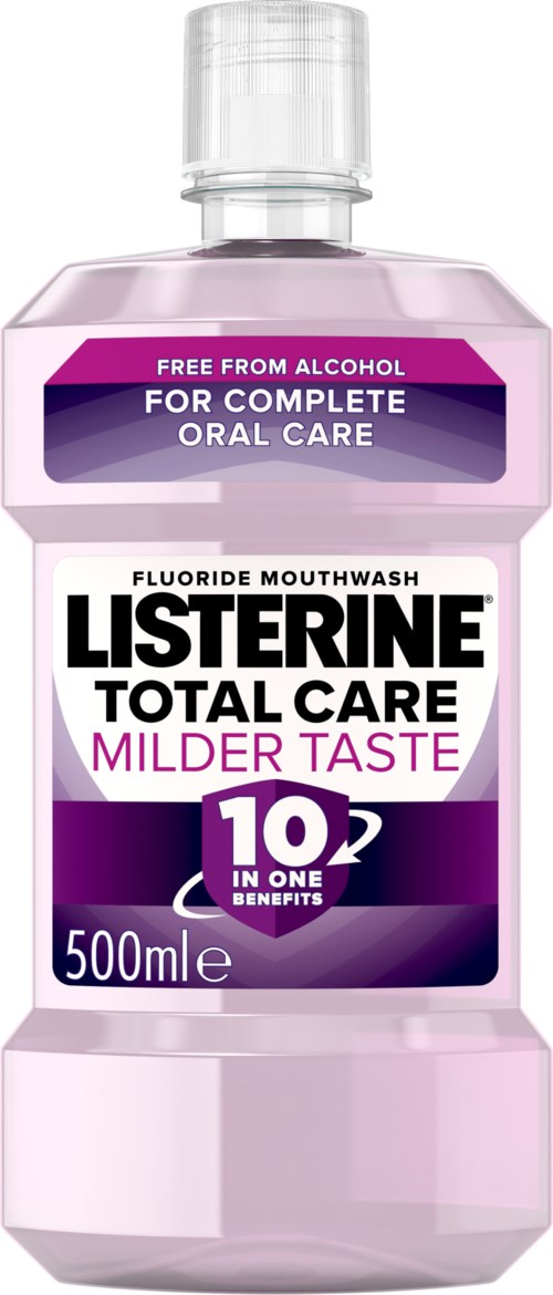 En Listerine-munsköljflaska med lila, vit och svart etikett, som betonar att den är alkoholfri och erbjuder 10 fördelar.