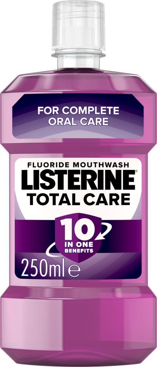 En lila Listerine-munsköljflaska med tydlig kork, märkt för komplett munvård, 250 ml, som lyfter fram 10 fördelar.