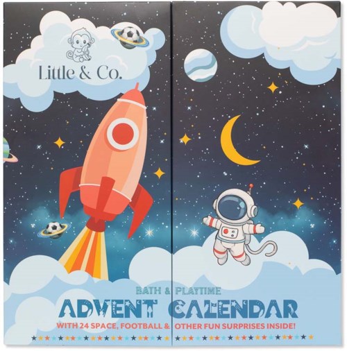 Värikäs avaruusteemainen kansi raketilla, astronautilla, planeetoilla, tähdillä, pilvillä ja tekstillä Little & Co. ja ADVENT CALENDAR.