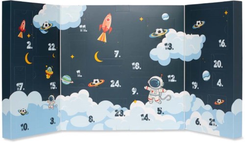Joulukalenteri, jossa avaruusteema, sisältää raketteja, planeettoja, pilviä, tähtiä ja astronautin, ovenumerot näkyvissä.