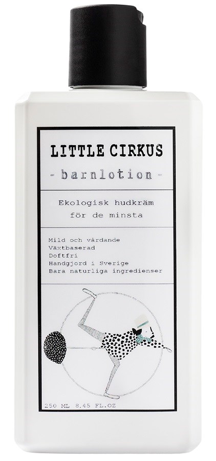 En vit flaska med svart lock, etiketten visar en dansande figur med svart och vit mönster. Etiketten säger "Little Cirkus" och beskriver den som ekologisk barnlotion.