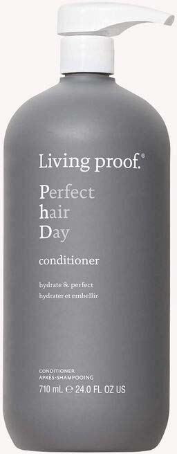 En grå flaske med hvit pumpe, merket "Living proof" og "Perfect hair Day conditioner."