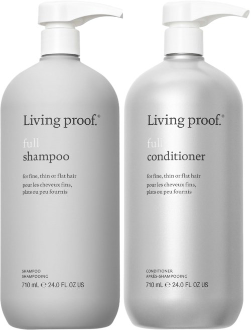 Två vita flaskor märkta 'Living proof full schampo och balsam' står bredvid varandra. De är för hårvård.
