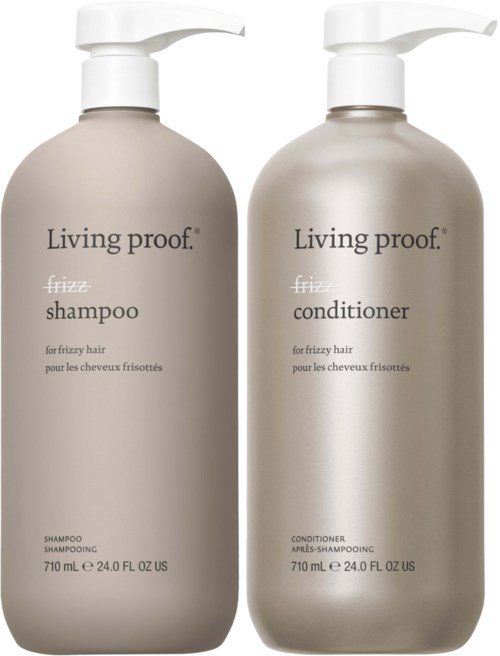 To beige flasker, en til shampoo og en til balsam, med hvide pumpehætter og enkle etiketter.