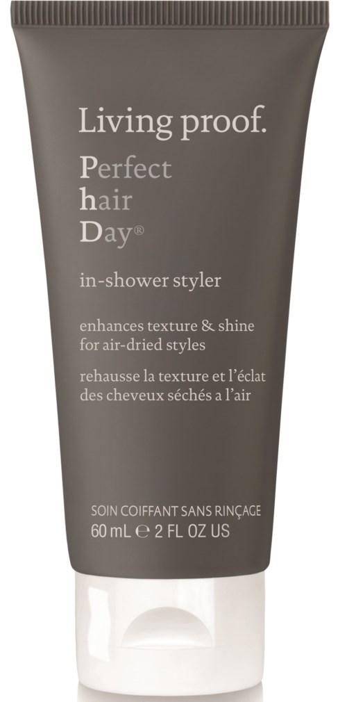 Et gråt rør med hvid tekst, der tilbyder et hårstylingprodukt til tørt hår, for at tilføje shine og tekstur.
