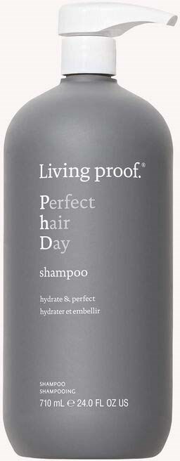 Harmaa pullo, jossa valkoinen annostelupumppu, etiketti 'Living proof' ja 'Perfect hair Day shampoo' hiustenhoitoon.